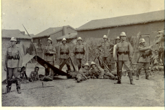Feldübung der chinesischen Streitkräfte in Tongku mit Soldaten und Zeltlager im Hintergrund