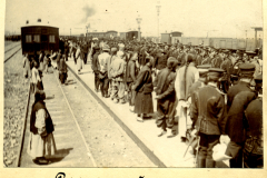 Rückkehr der Japaner im Jahr 1900 an einem Bahnhof in China während der Meiji-Restauration mit wartenden Menschen und Zügen im Hintergrund