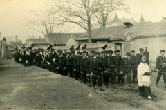 Trauerzug in China mit Soldaten und Trauergästen in traditioneller Kleidung in einer historischen Umgebung