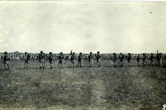 Chinesisches Manöver mit Soldaten auf einem großen Feld in China