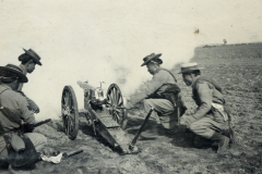 Chinesische Soldaten setzen Artillerie während eines Manövers in einem landwirtschaftlichen Gebiet in China ein
