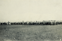 Chinesische Kavallerie im Einsatz während eines Manövers in der offenen Landschaft, um 1900