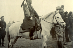 General Lü auf einem weißen Pferd in Traditionalkleidung während einer Militärparade in China im frühen 20. Jahrhundert