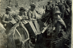 Chinesisches Artilleriemanöver mit Pferdefuhrwerk und Soldaten im Einsatz während des Krieges