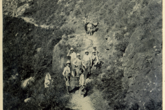 Fußsteig im Gebirge in China mit Wanderern auf einem schmalen Pfad