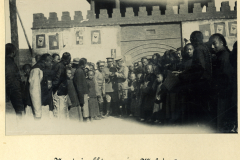 Neugierige Chinesen in Mukden beobachten eine Versammlung an einem historischen Ort, vermutlich in der ersten Hälfte des 20. Jahrhunderts