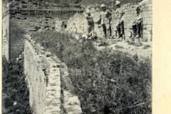 Die Große Mauer bei Shanhaiguan mit Besuchern und einem beeindruckenden Bergpanorama im Hintergrund