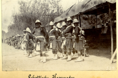 Schottische Kameraden in traditioneller Uniform während einer militärischen Parade in China im späten 19. Jahrhundert