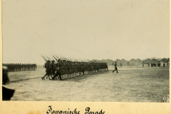 Japanische Parade in China mit marschierenden Soldaten und Zelten im Hintergrund während des frühen 20. Jahrhunderts