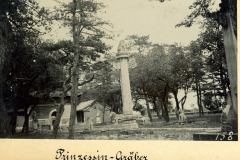 Prinzessin-Gräber in China – Eine historische Stätte umgeben von Bäumen und Monumenten