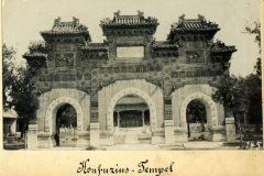 Konfuzius-Tempel in China mit traditionellen architektonischen Elementen und grüner Umgebung