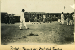 Deutsche Truppen auf dem Bahnhof Tientsin während des frühen 20. Jahrhunderts im Einsatz