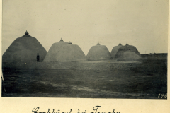 Grabhügel bei Tangku in China, eine archäologische Stätte mit historischen Grabstrukturen