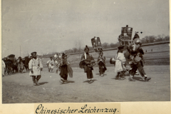 Traditioneller chinesischer Leichenzug mit Trauergästen in ländlicher Umgebung