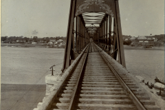 Eisenbahnbrücke Drachenbrücke bei Tehol mit Blick auf die Gleise und die Umgebung im frühen Morgengrauen