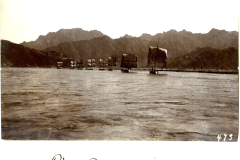Traditionelle chinesische Dschunken segeln durch ruhige Gewässer in einer beruhigenden Berglandschaft