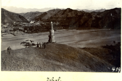 Historische Ansicht von Jehol, China, mit Blick auf die Landschaft und eine monumentale Struktur im Vordergrund, aufgenommen in früherer Zeit