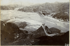 Die Große Mauer in China erstreckt sich majestätisch über Berglandschaften und Blick auf den Fluss bei Sonnenuntergang