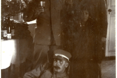 Weihnachten 1908 in Tongku: Soldaten und Zivilisten feiern festlich um den Weihnachtsbaum