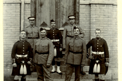 Historische Zusammenkunft chinesischer Freunde vor einem Gebäude im frühen 20. Jahrhundert