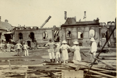 Die Zerstörung der Deutschen Gesandtschafts Schutzwache in Peking nach der Explosion im Jahr 1900