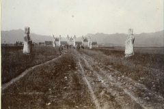 Chinesische Prinzengräber in der etwa um 1900 aufgenommenen Landschaft nahe einer historischen Stätte in China
