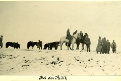 Militärübung in China während der Manöverkritik mit Pferden und Soldaten im Schnee