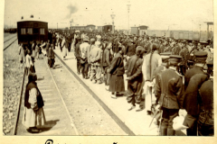 Rückkehr der Japaner im Jahr 1900 an einem Bahnhof in China während der Meiji-Restauration mit wartenden Menschen und Zügen im Hintergrund