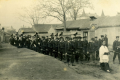 Trauerzug in China mit Soldaten und Trauergästen in traditioneller Kleidung in einer historischen Umgebung