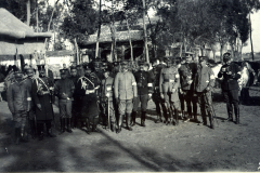Chinesische Militärmannschaft während eines Manövers in historischem Kontext im frühen 20. Jahrhundert