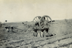 Chinesische Soldaten bei der Artillerieübung auf offenem Feld während des Manövers