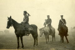 Chinesische Soldaten bei einem Pferdemanöver in der nebligen Landschaft der Vergangenheit