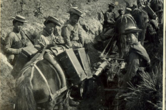 Chinesisches Artilleriemanöver mit Pferdefuhrwerk und Soldaten im Einsatz während des Krieges