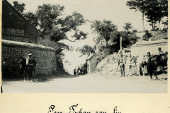 Pass Tschan zan lin in China mit Reitern und historischen Gebäuden im Hintergrund während des späten 19. Jahrhunderts