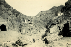 Blick auf die Gegend um Tschan zan lin in China mit beeindruckenden Felsformationen und historischen Bauwerken
