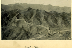 Die Große Mauer in China erstreckt sich majestätisch über die bergige Landschaft und zeugt von historischer Bedeutung und Baukunst
