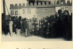 Neugierige Chinesen in Mukden beobachten eine Versammlung an einem historischen Ort, vermutlich in der ersten Hälfte des 20. Jahrhunderts