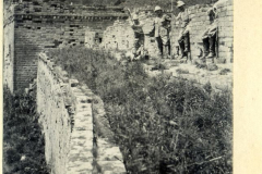 Die Große Mauer bei Shanhaiguan mit Besuchern und einem beeindruckenden Bergpanorama im Hintergrund