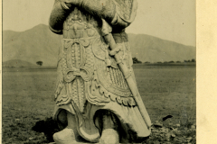 Steinfigur eines Kriegers bei den Ming-Gräbern in China, umgeben von einer historischen Landschaft