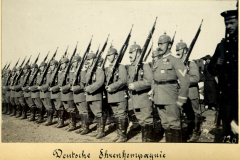 Die Deutsche Ehrenkompanie marschiert auf dem Übungsgelände in China während des frühen 20. Jahrhunderts