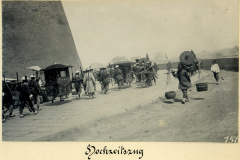 Traditioneller Hochzeitszug in China mit festlich dekorierten Wagen und festlich gekleideten Teilnehmern
