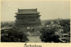 Peking: Der Paukenturm sichtbar über der Stadt, mit traditionellen Dächern und einer historischen Kulisse