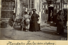 Mandschu Taitai beim Chefang in einer traditionellen chinesischen Stadt