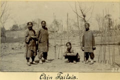 Chinesische Taitais in ländlicher Umgebung, die gemeinsam im Freien posieren und traditionelle Kleidung tragen