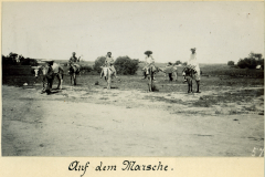 Reiter auf dem Marsch in China mit traditioneller Kleidung und Landschaft im Hintergrund