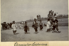 Traditioneller chinesischer Leichenzug mit Trauergästen in ländlicher Umgebung
