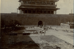 Chinmenthor auf der Pekingmauer mit Blick auf historische Gebäude und Aktivitäten von Menschen in der Umgebung