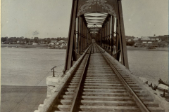 Eisenbahnbrücke Drachenbrücke bei Tehol mit Blick auf die Gleise und die Umgebung im frühen Morgengrauen