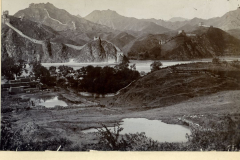 Die Große Mauer in China mit umliegenden Bergen, Wasser und Vegetation während des frühen 20. Jahrhunderts