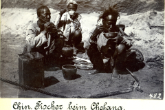 Chinesische Fischer beim Chefang an einem ruhigen Tag am Ufer